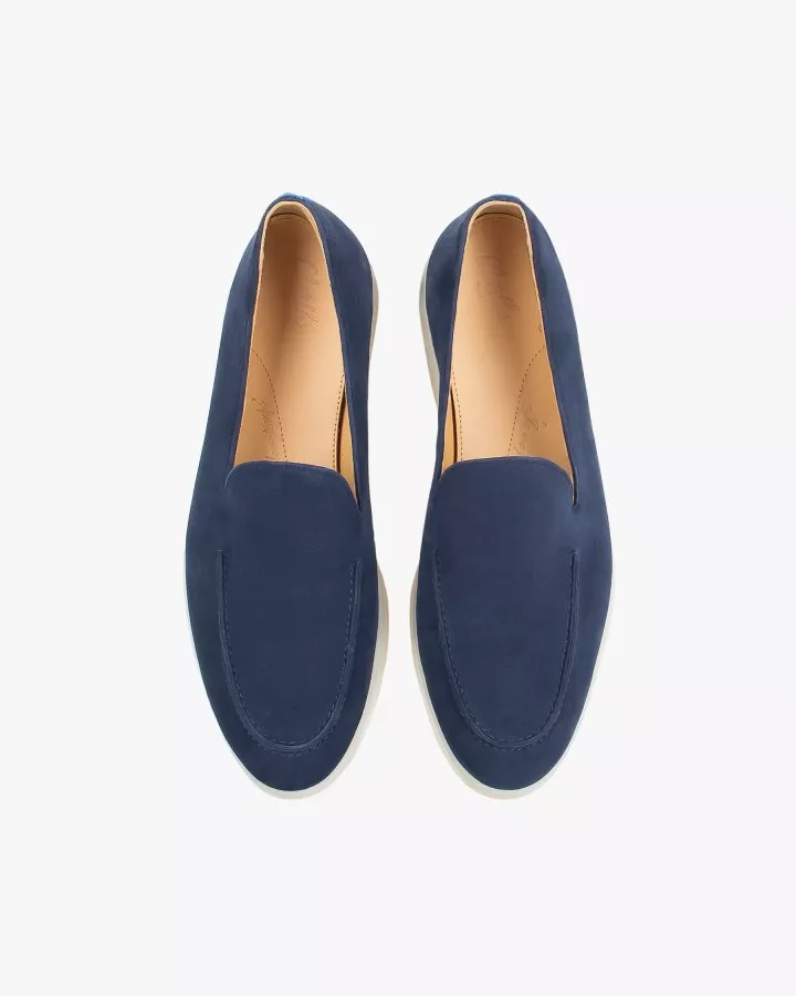 Deux mocassins en daim bleu vue de face