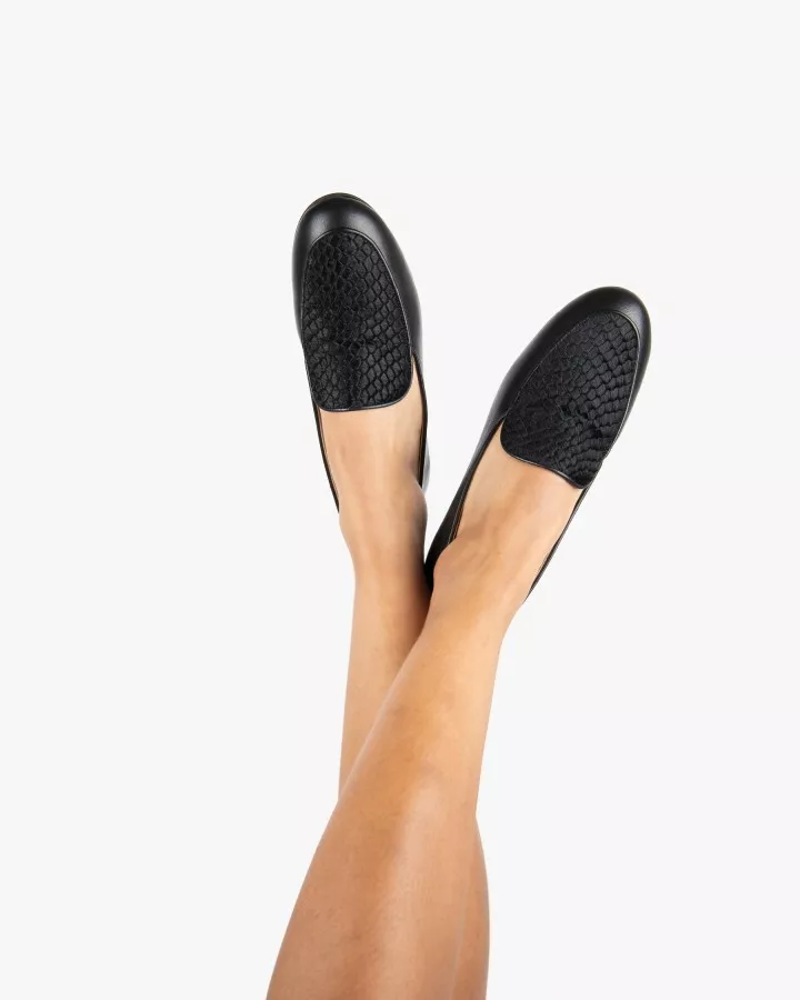 Midnight black leather mocassins with fur effect