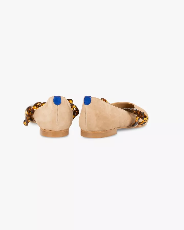 Beige pointy slippers with turtle shell chain