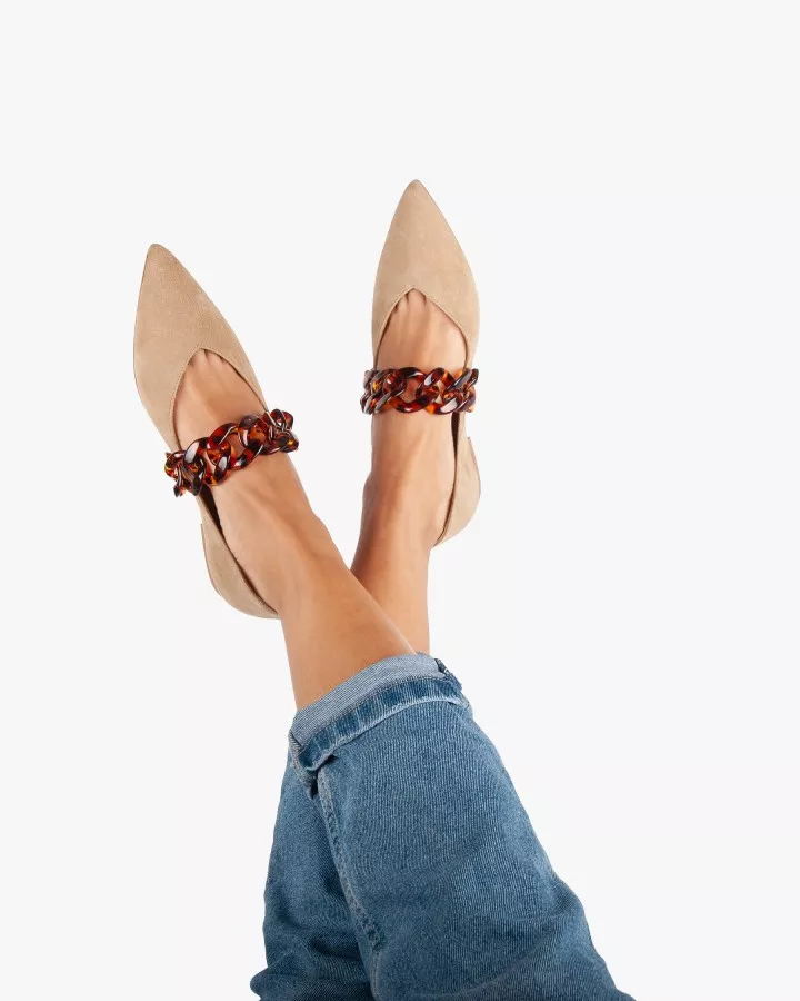 Beige pointy slippers with turtle shell chain