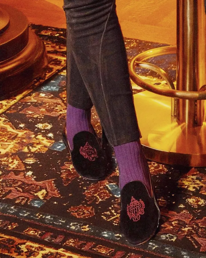 An Alpine and Parisian Encounter: Chatelles teams up with the iconic Austrian Alps brand Habsburg to reinvent smoking slippers for men and women, creating a dialogue between the elegance of Salzburg and Parisian chic.
Refined Velvet, Imperial Spirit: A classic silhouette elevated with details inspired by Alpine heritage, combining noble materials with timeless sophistication.
Elegance at Any Altitude: From cozy living rooms to dressed-up evenings, a design for those who cultivate a confident style, balancing tradition and modernity.