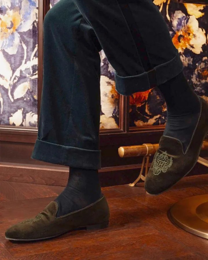 An Alpine and Parisian Encounter: Chatelles teams up with the iconic Austrian Alps brand Habsburg to reinvent smoking slippers for men and women, creating a dialogue between the elegance of Salzburg and Parisian chic.
Refined Velvet, Imperial Spirit: A classic silhouette elevated with details inspired by Alpine heritage, combining noble materials with timeless sophistication.
Elegance at Any Altitude: From cozy living rooms to dressed-up evenings, a design for those who cultivate a confident style, balancing tradition and modernity.