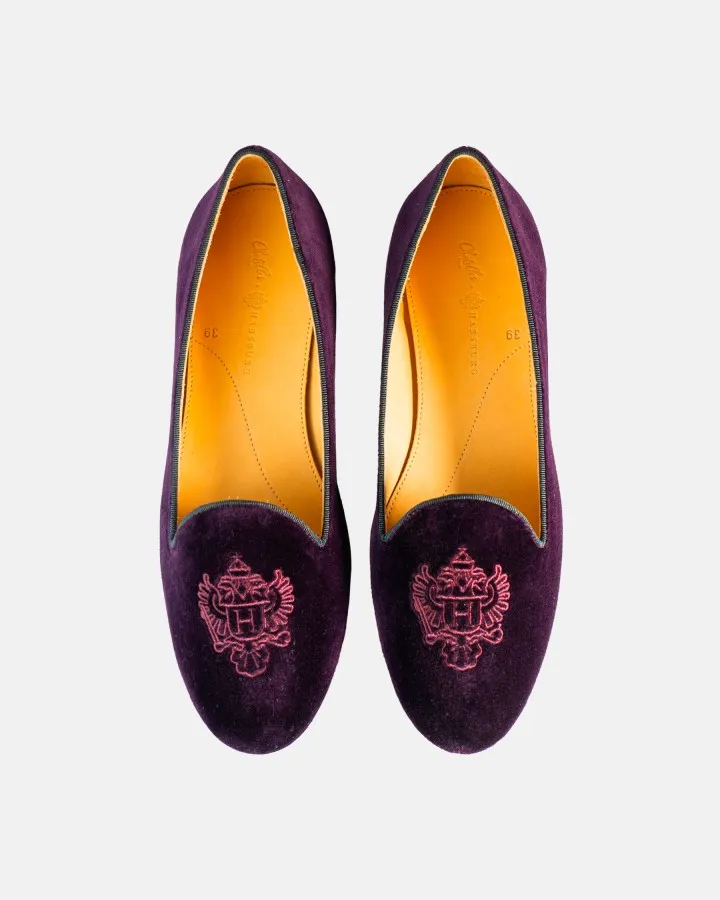 An Alpine and Parisian Encounter: Chatelles teams up with the iconic Austrian Alps brand Habsburg to reinvent smoking slippers for men and women, creating a dialogue between the elegance of Salzburg and Parisian chic.
Refined Velvet, Imperial Spirit: A classic silhouette elevated with details inspired by Alpine heritage, combining noble materials with timeless sophistication.
Elegance at Any Altitude: From cozy living rooms to dressed-up evenings, a design for those who cultivate a confident style, balancing tradition and modernity.