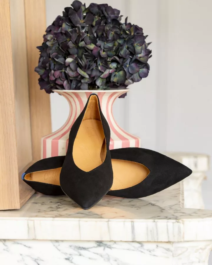 Black suede pointy low-cut slippers