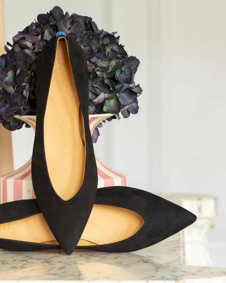 Black suede pointy low-cut slippers