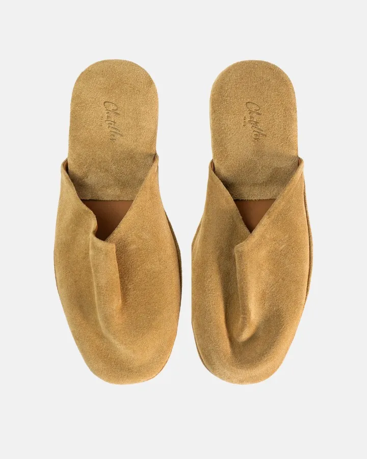 Absolute comfort and luxury: Premium suede and leather travel slippers, designed to relax indoors in style. The heel and insole are padded for optimal comfort.
Unisex and versatile: Designed to fit both men and women, available in sizes 36 to 46.
Travel-ready design: Lightweight, easy to carry, and practical—perfect for home, business trips, vacations, or travel.
Included pouch: Each pair comes with an elegant travel pouch to protect and store your slippers in styl