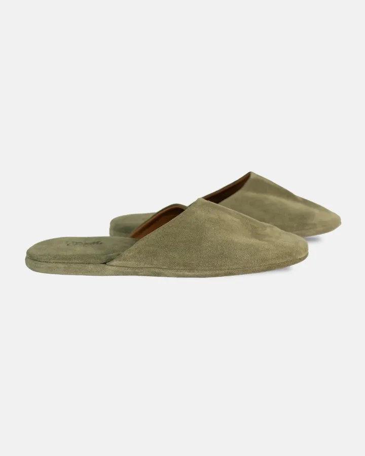 Absolute comfort and luxury: Premium suede and leather travel slippers, designed to relax indoors in style. The heel and insole are padded for optimal comfort.
Unisex and versatile: Designed to fit both men and women, available in sizes 36 to 46.
Travel-ready design: Lightweight, easy to carry, and practical—perfect for home, business trips, vacations, or travel.
Included pouch: Each pair comes with an elegant travel pouch to protect and store your slippers in style.