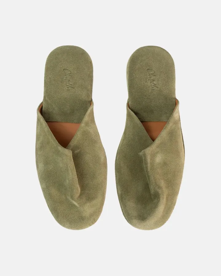 Absolute comfort and luxury: Premium suede and leather travel slippers, designed to relax indoors in style. The heel and insole are padded for optimal comfort.
Unisex and versatile: Designed to fit both men and women, available in sizes 36 to 46.
Travel-ready design: Lightweight, easy to carry, and practical—perfect for home, business trips, vacations, or travel.
Included pouch: Each pair comes with an elegant travel pouch to protect and store your slippers in style.
