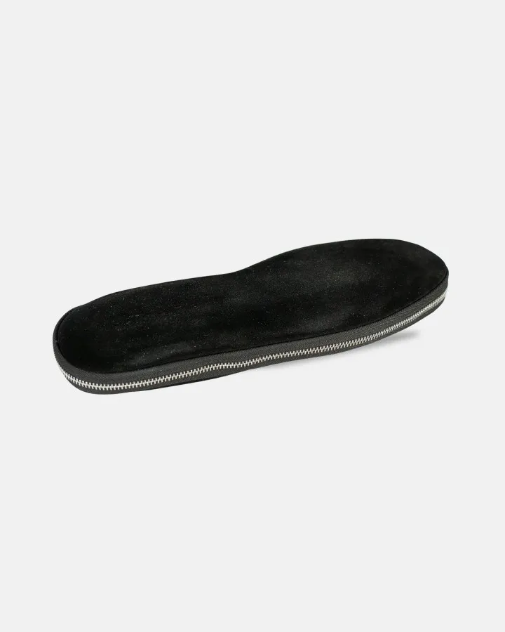 Absolute comfort and luxury: Premium suede and leather travel slippers, designed to relax indoors in style. The heel and insole are padded for optimal comfort.
Unisex and versatile: Designed to fit both men and women, available in sizes 36 to 46.
Travel-ready design: Lightweight, easy to carry, and practical—perfect for home, business trips, vacations, or travel.
Included pouch: Each pair comes with an elegant travel pouch to protect and store your slippers in style.