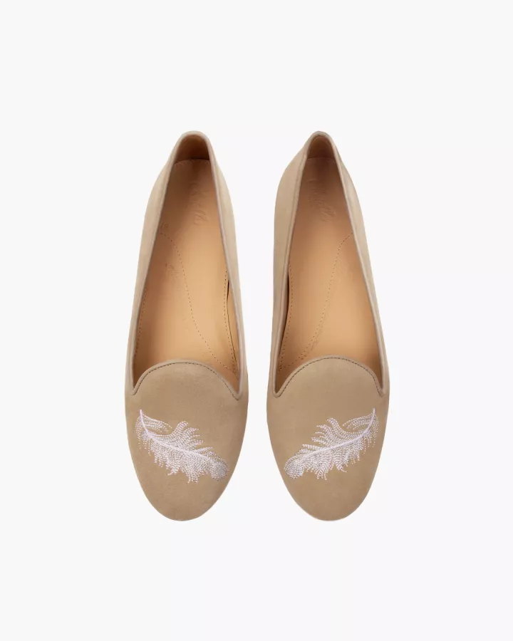 Camel suede slippers embroidered with a white & light silver feather